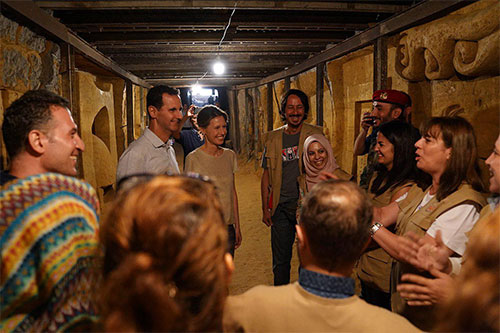 Presidente sirio visita un túnel en Yobar Presidente sirio visita un túnel en Yobar transformado en un museo de arte